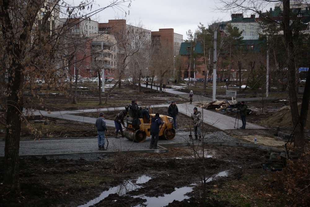 Сквер за оперным театром. Ноябрь 2020 года