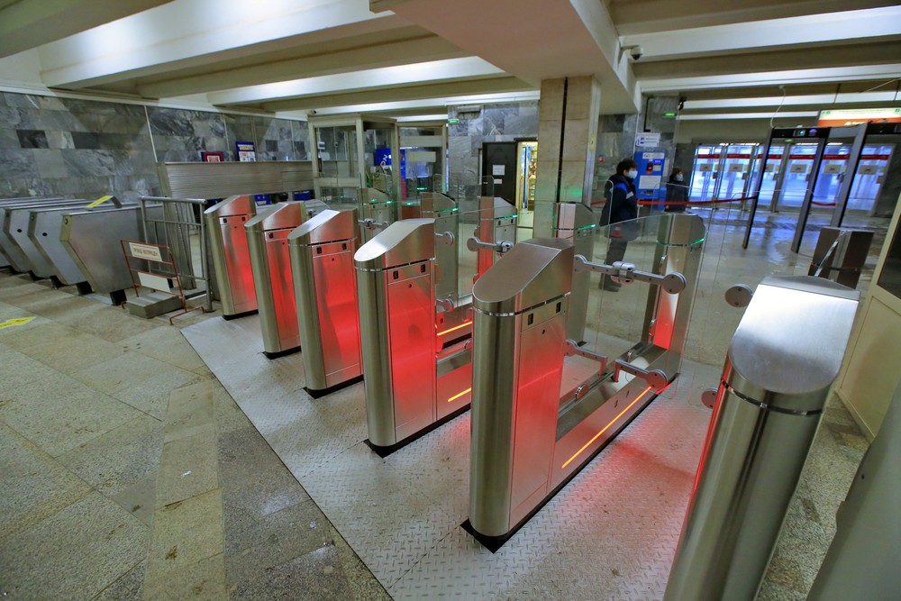 Новые турникеты на станции «Речной вокзал». Декабрь 2021 года