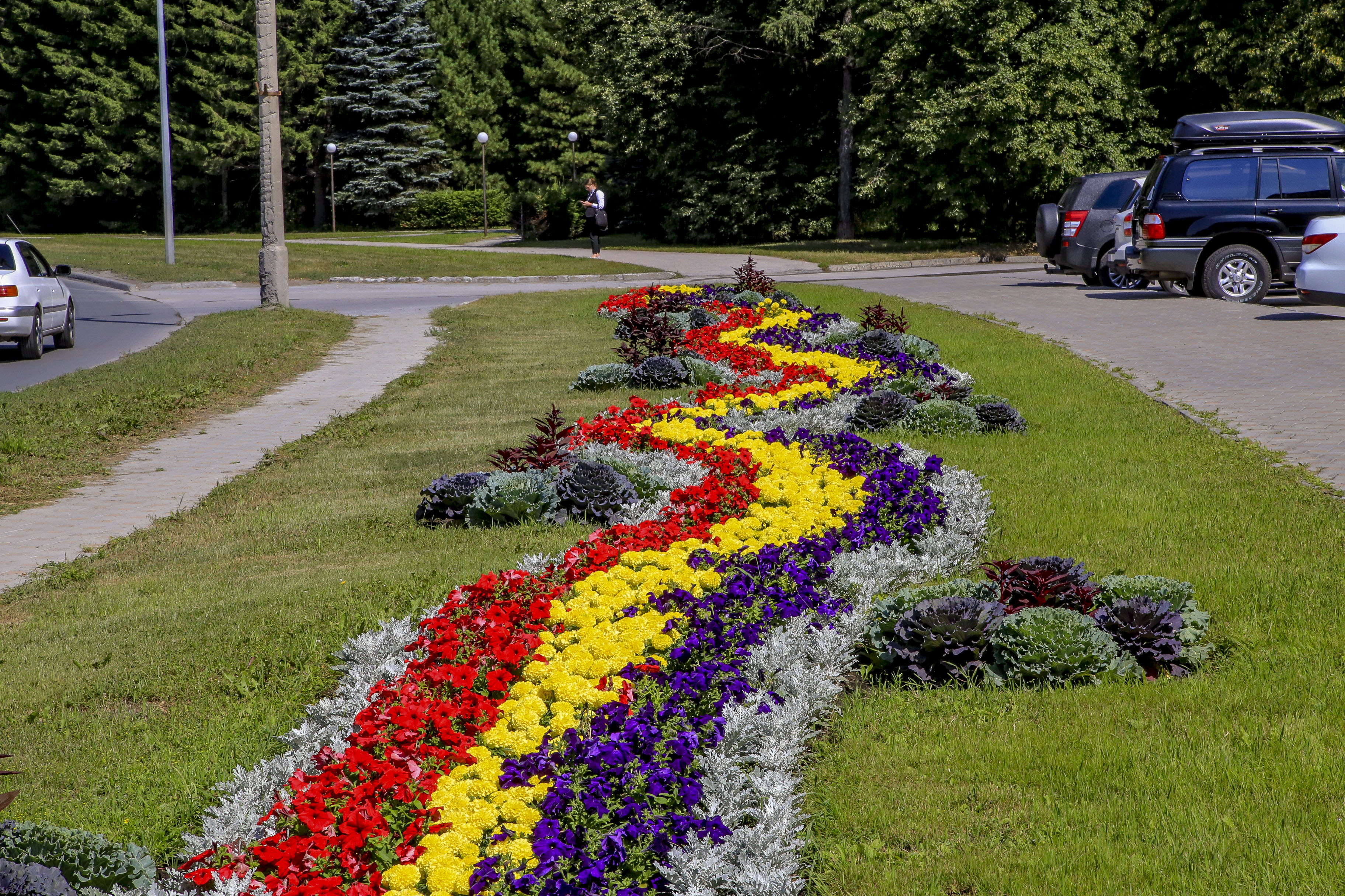 Клумба на проспекте Лаврентьева, 17