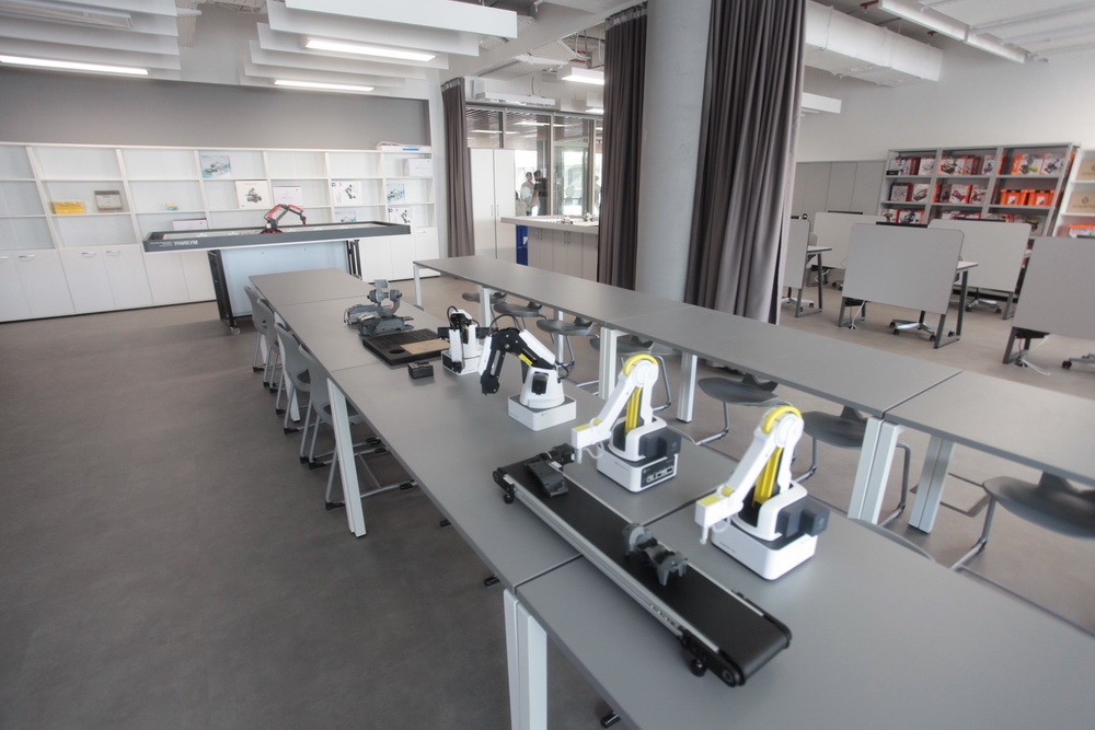 Открытие школы №220 на улице Владимира Заровного. Май 2023 года