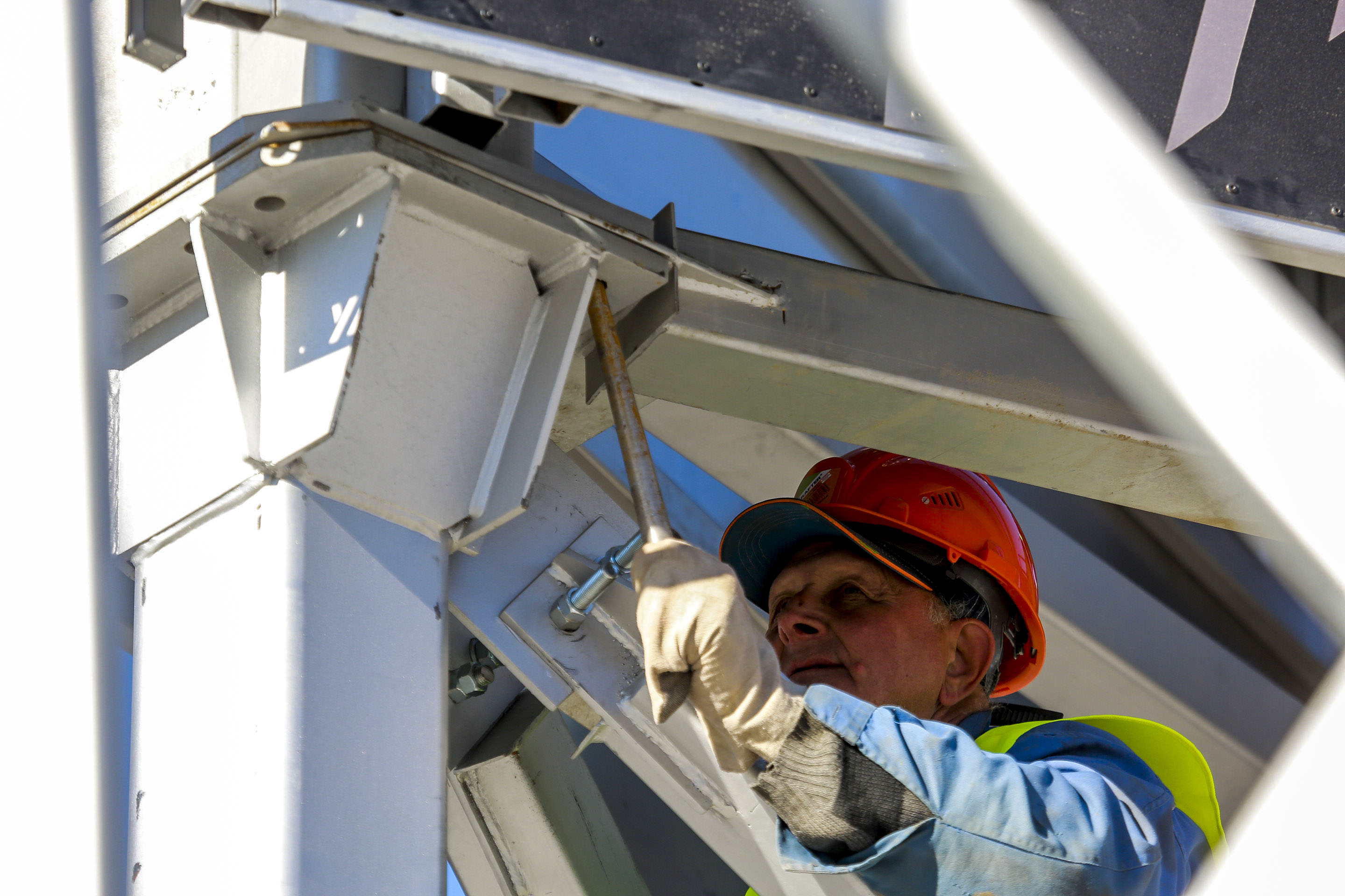 Установка шпиля стелы «Новосибирск — город трудовой доблести». 14 октября 2022 года