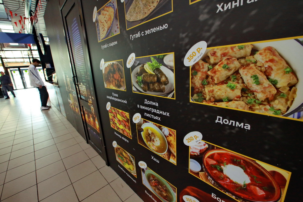 Ну и, конечно, хаш — бульон из говяжьих ножек, который традиционно варят всю ночь, как наш холодец, но подают горячим. Кстати, лучшее средство, чтобы восстановиться после бурных выходных.