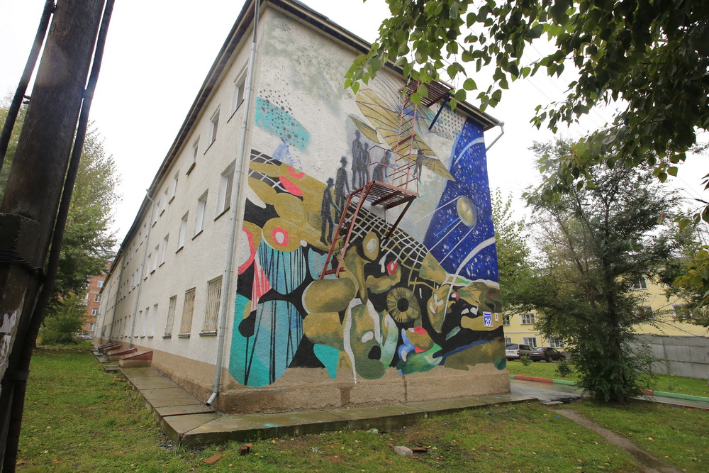 Граффити с Гагариным нарисовали на домах 30-х годов в Новосибирске