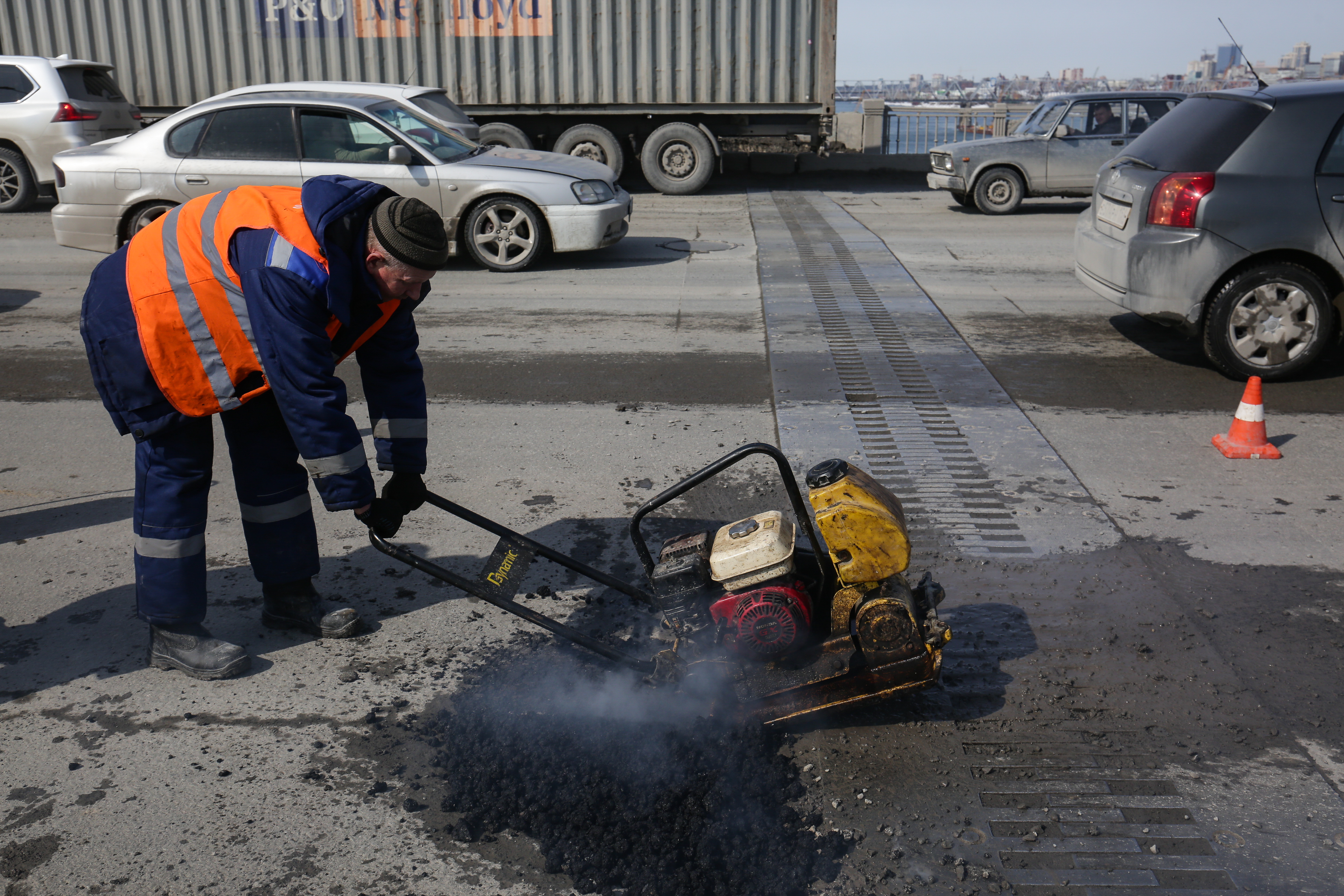 Ямочный ремонт на Октябрьском мосту. Апрель 2021 года