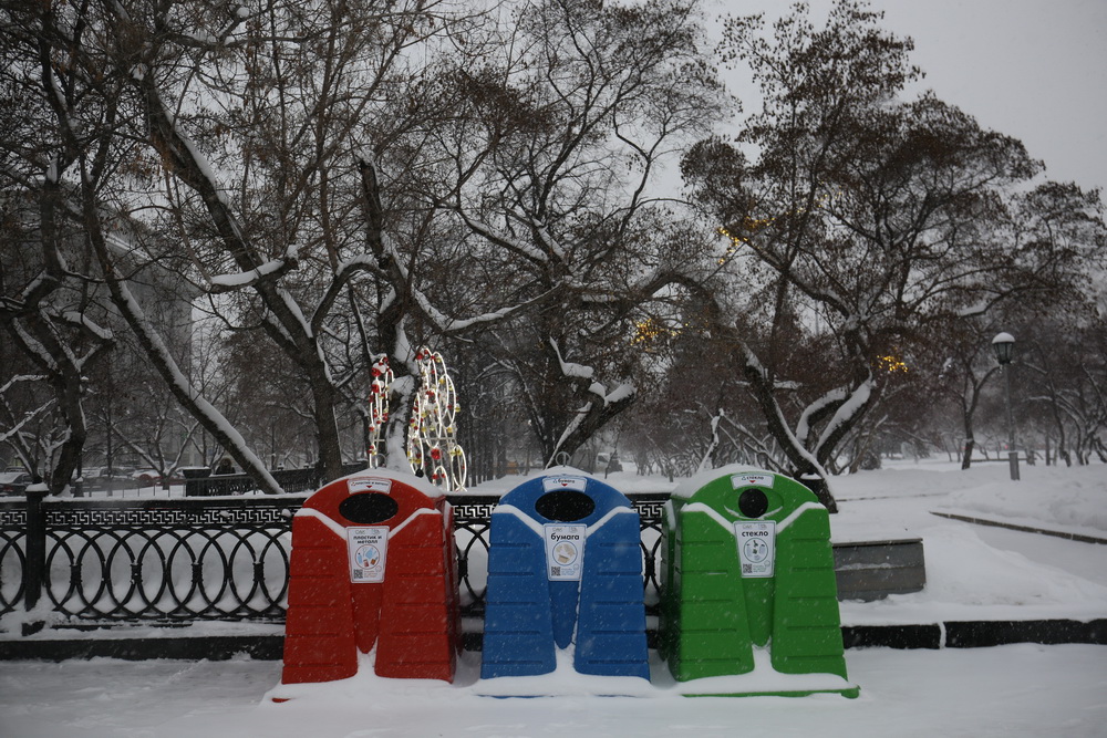 Контейнеры для раздельного сбора мусора на площади Ленина. Декабрь 2021 года