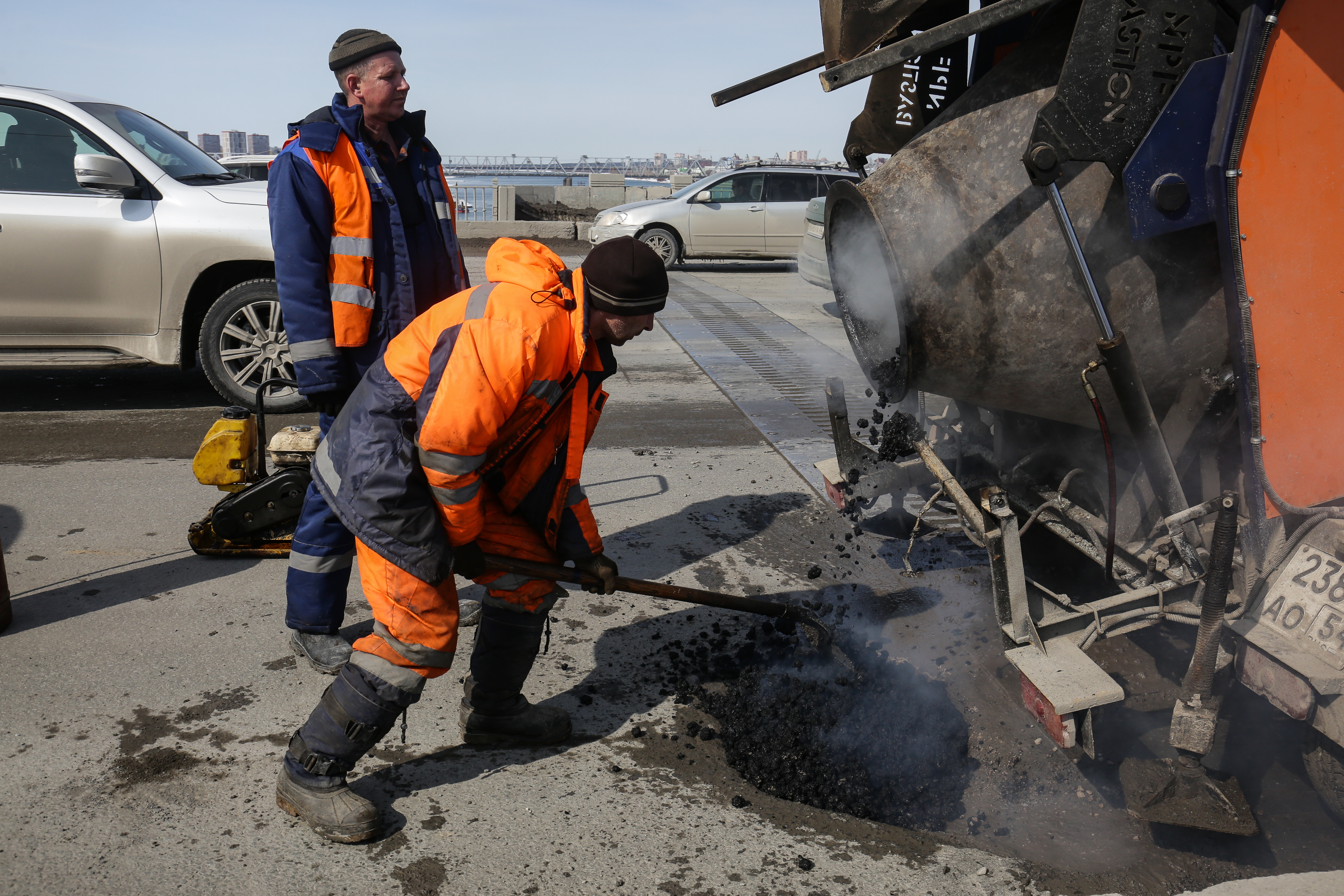 Ямочный ремонт на Октябрьском мосту. Апрель 2021 года