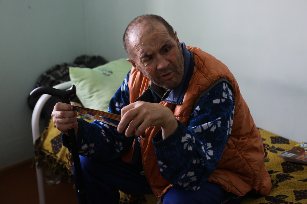 Лучше, конечно, сюда не попадать. Но даже в такие дома выстраиваются очереди. Большая часть — это инвалиды и бездомные или те, кто оказался на улице по стечению обстоятельств. Например, погорельцы, жертвы мошенничества или обмана.