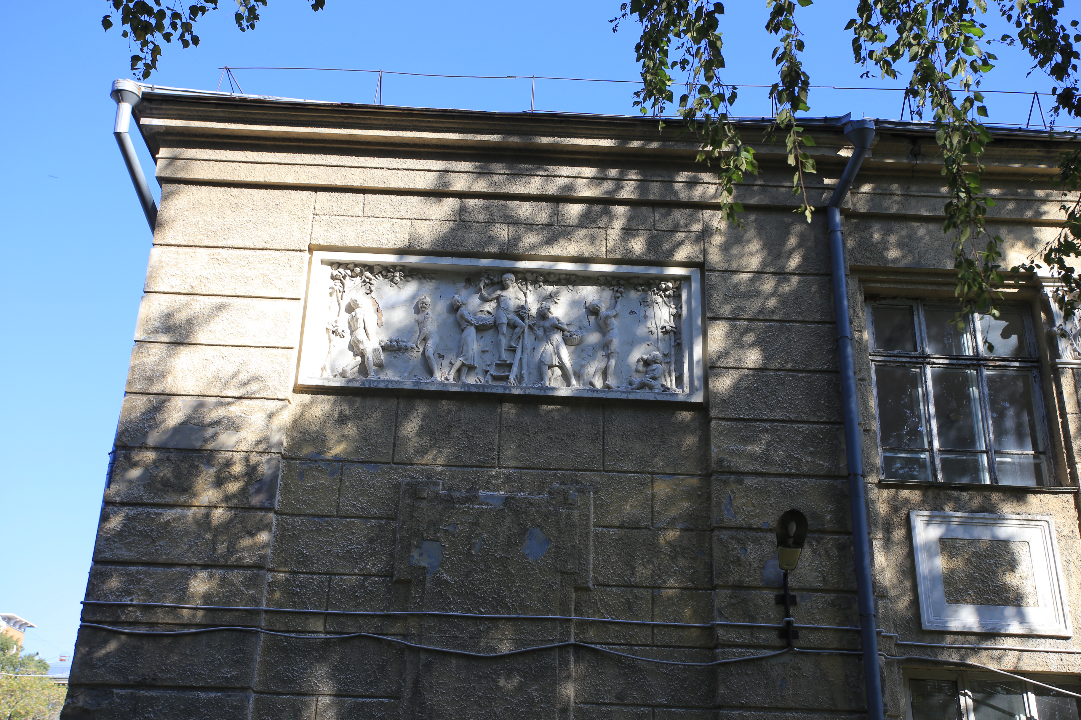 Барельефы на школе №54