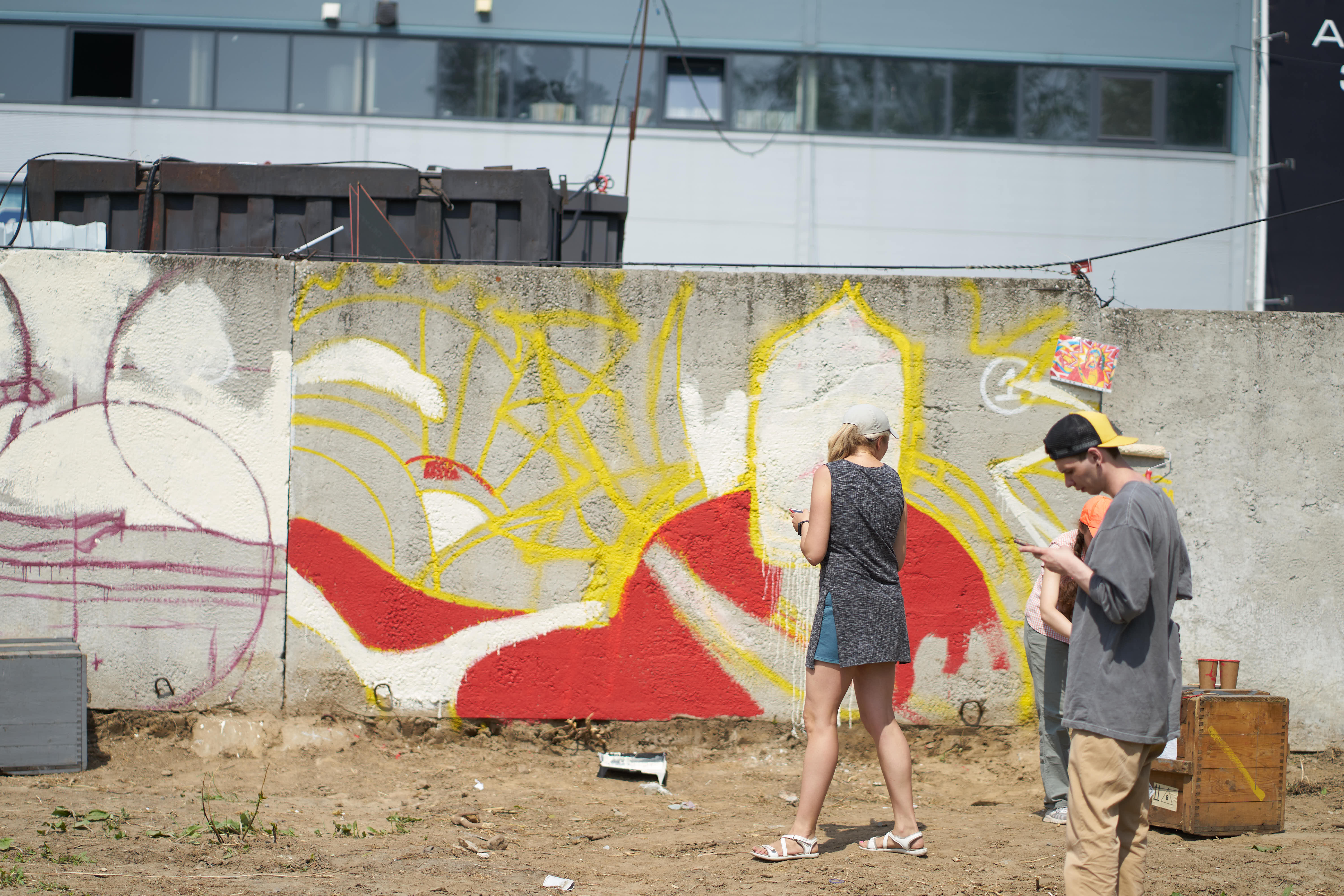 Забор ретромузея «Галерея времени» изрисовали граффити