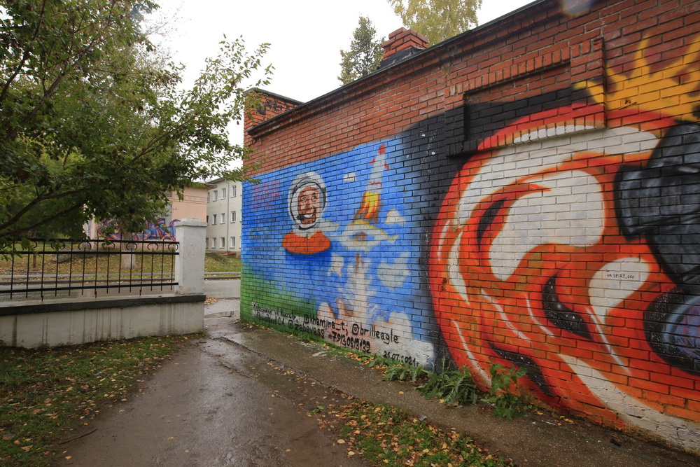 Граффити с Гагариным нарисовали на домах 30-х годов в Новосибирске
