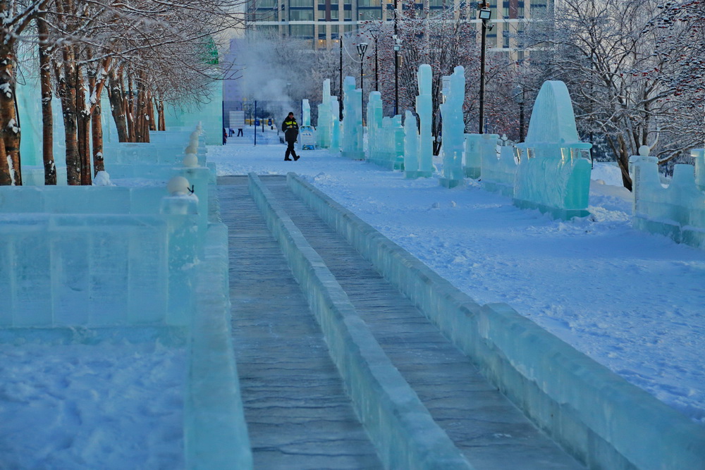 Ледовый городок на Михайловской набережной. Декабрь 2022 года