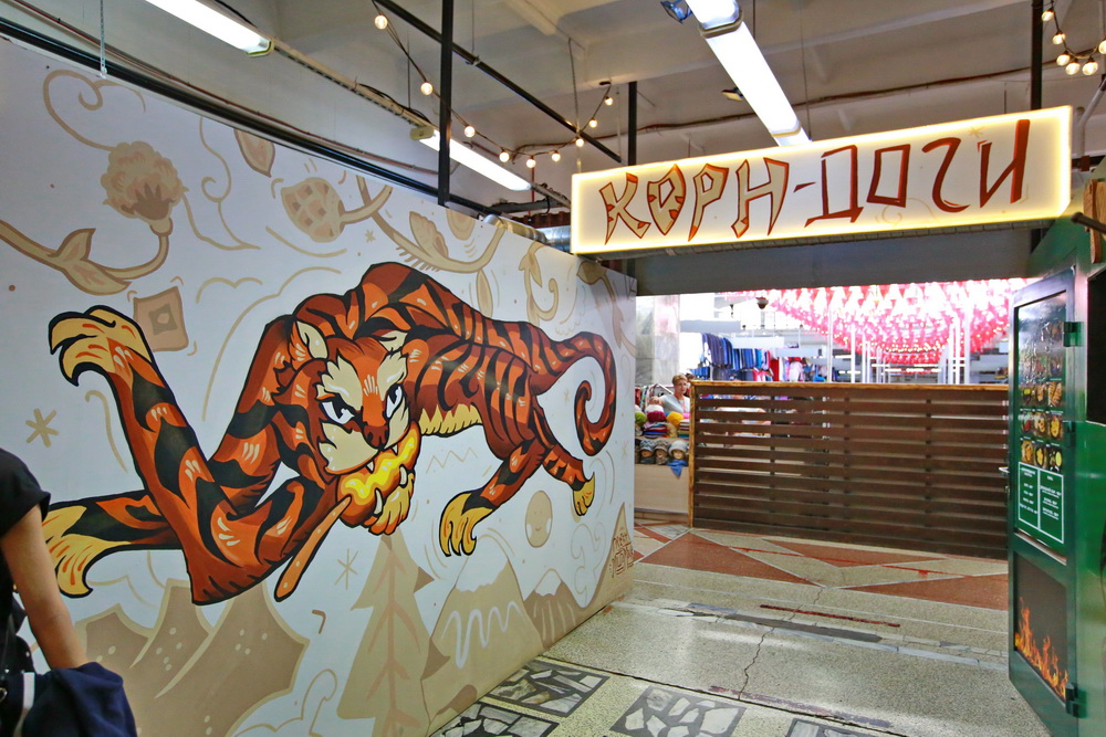 Корн-доги — блюдо для любителей необычного. Его придумали в США, усовершенствовали в Корее, а новосибирцы адаптировали для Сибири.