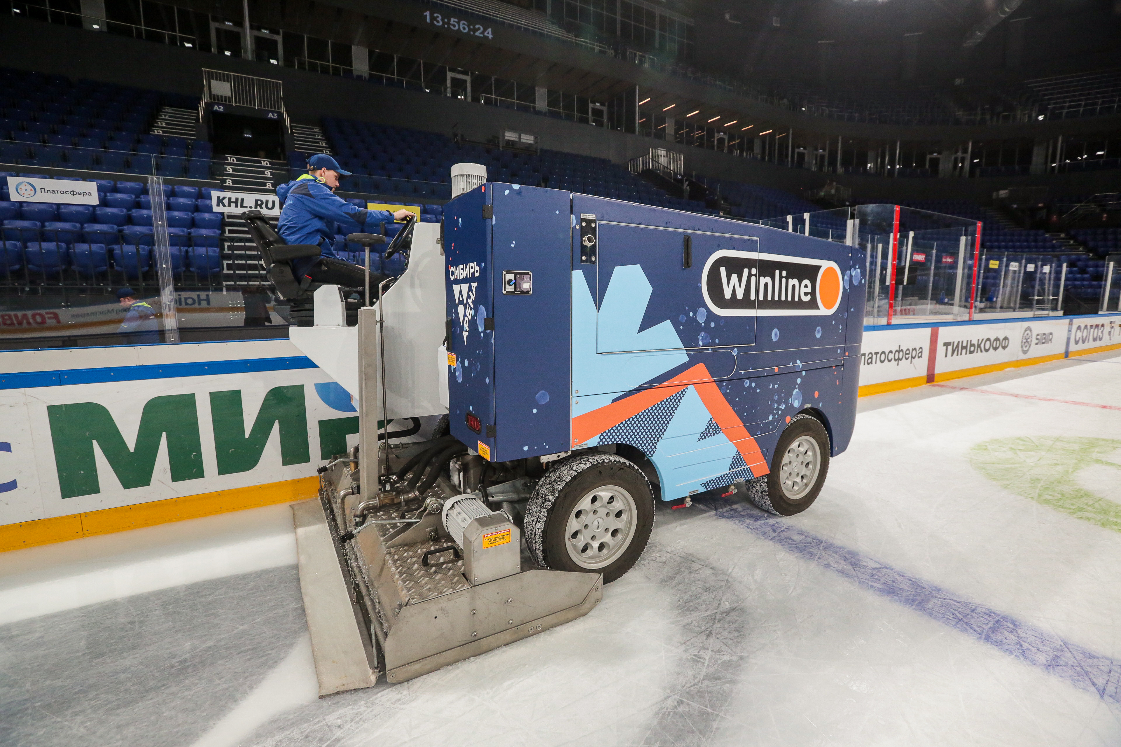 Перерыв между периодами хоккейного матча длится 17 минут, в это время работают два ледозаливочных комбайна. 5–6 минут уходит на заливку льда, 10–11 минут — на замораживание