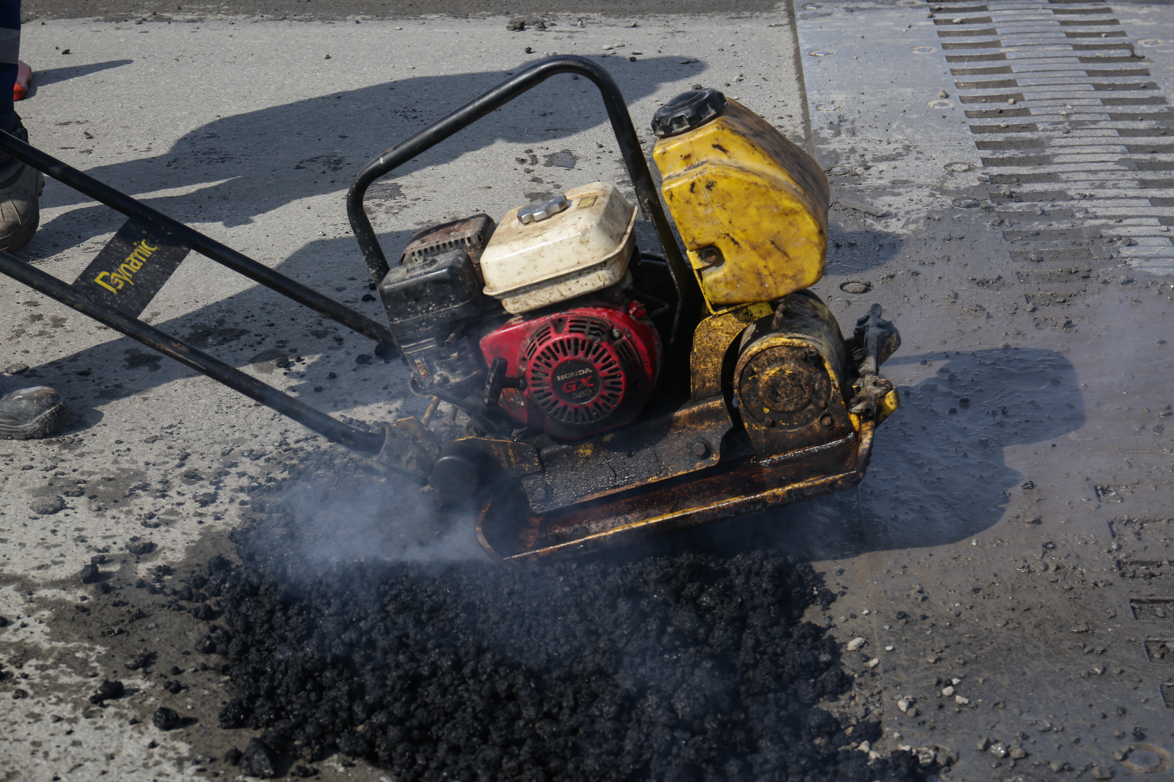 Ямочный ремонт дорог холодным асфальтом.  Апрель 2021 года