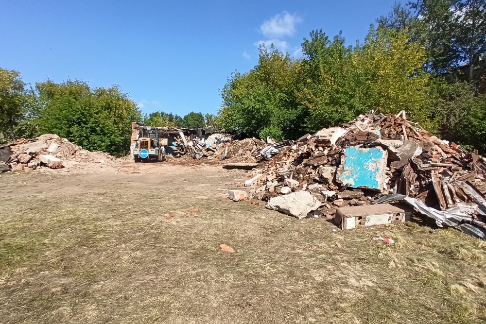 Техника разбирает остатки рухнувшей стены возле школы №57. Август 2021 года