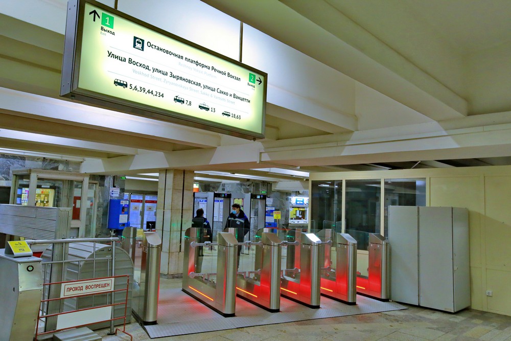 Новые турникеты на станции «Речной вокзал». Декабрь 2021 года