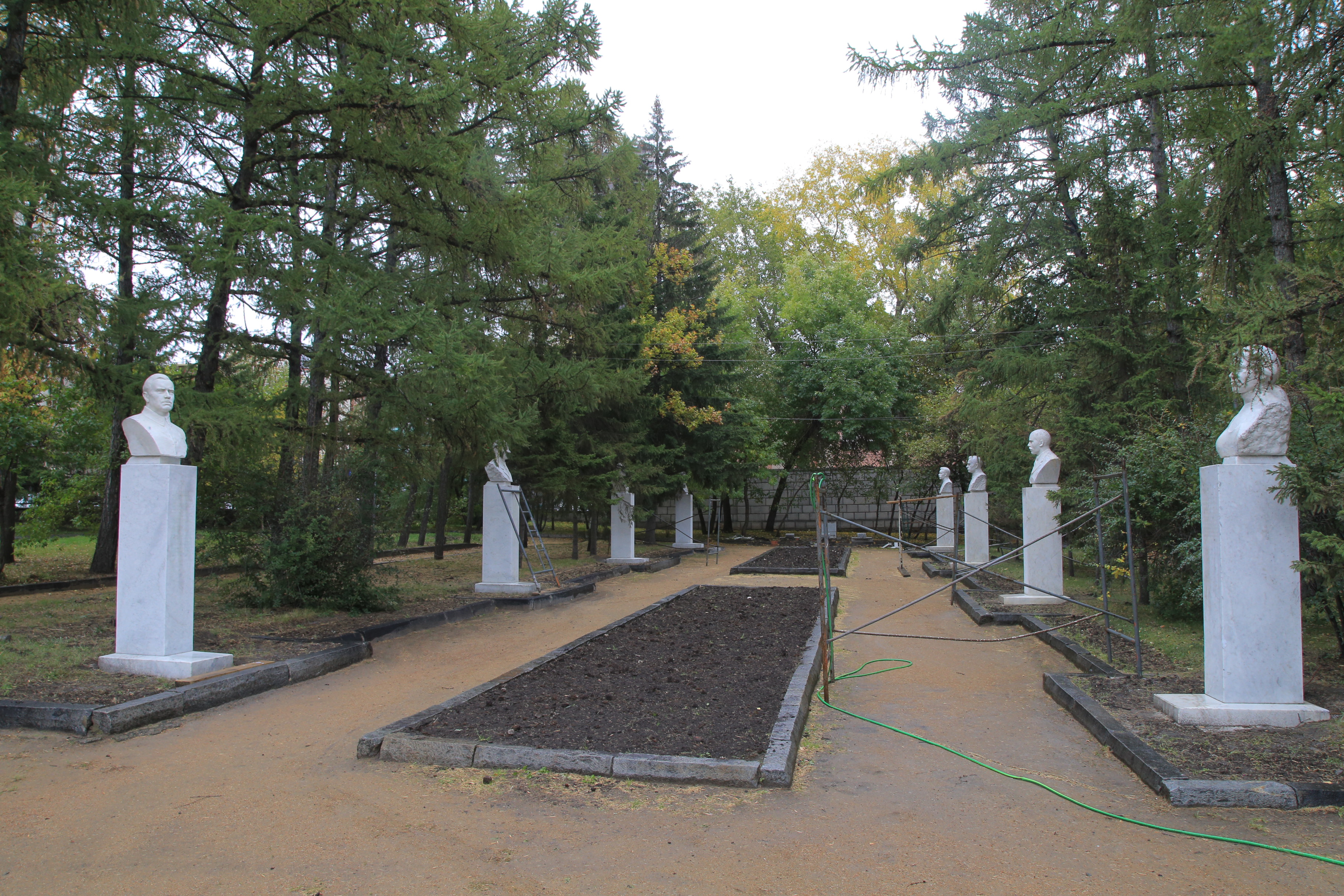 Реконструкция сквера Героев Революции (сентябрь 2019 года)