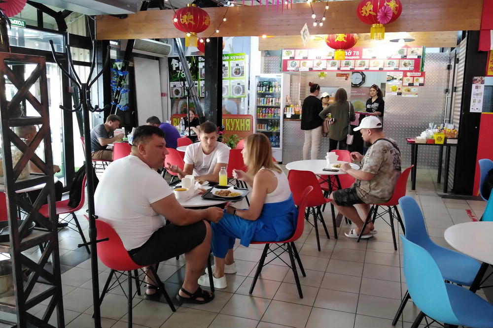 Теперь на рынок ходят не только за мясом, но и приобщиться к новому и модному, вкусно поесть и вдохновиться рецептами.