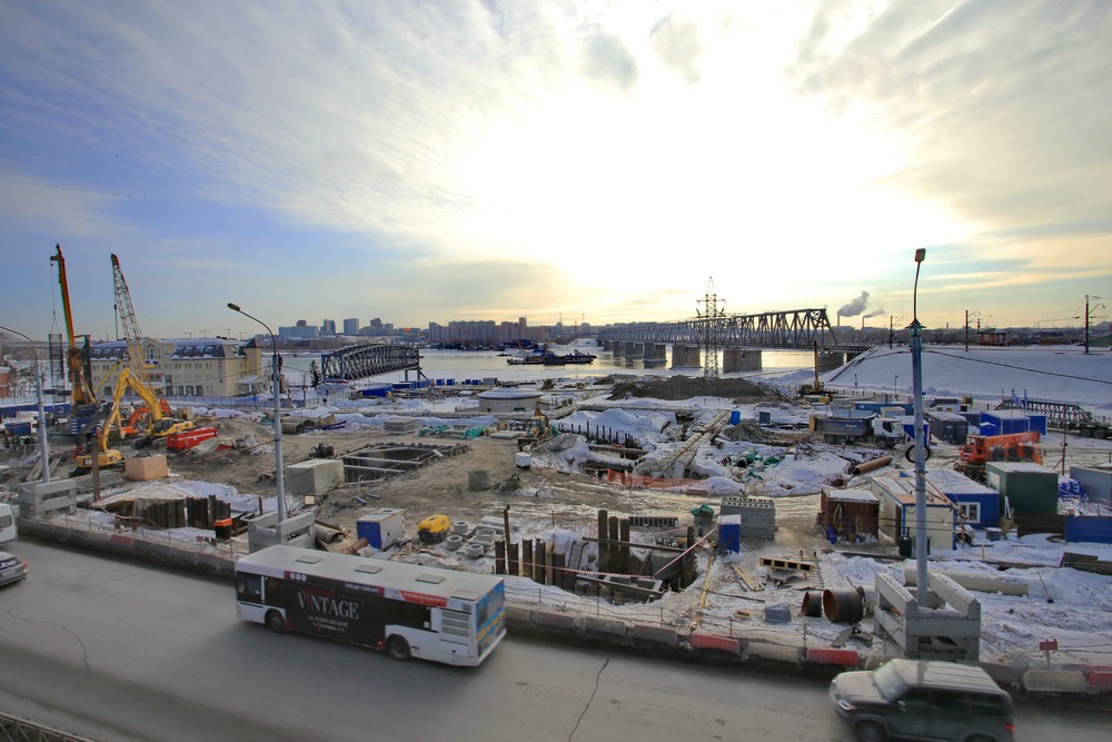 Вид на стройку моста с правого берега. Март 2021 года