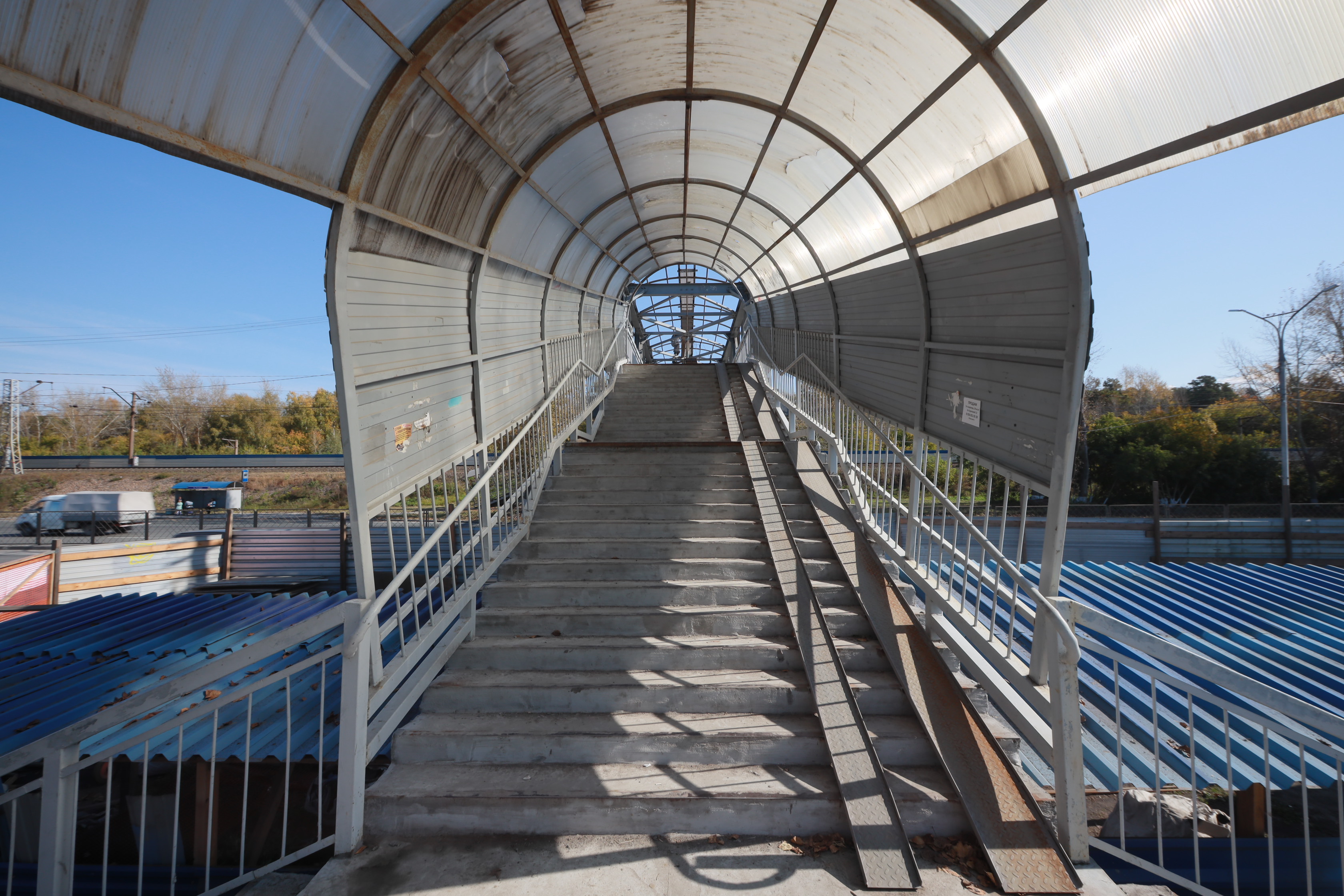 Пешеходный мост возле остановки «Таловая»