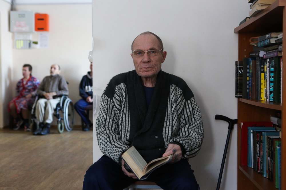 Местный модник по кличке «Сибиряк» командует парадом. «Пойдёмте, я библиотеку покажу», — говорит, поправляя очки в стильной оправе. Валерий Николаевич разменял восьмой десяток, из них 38 лет провёл в лагерях. Дома у него, по сути, никогда и не было.