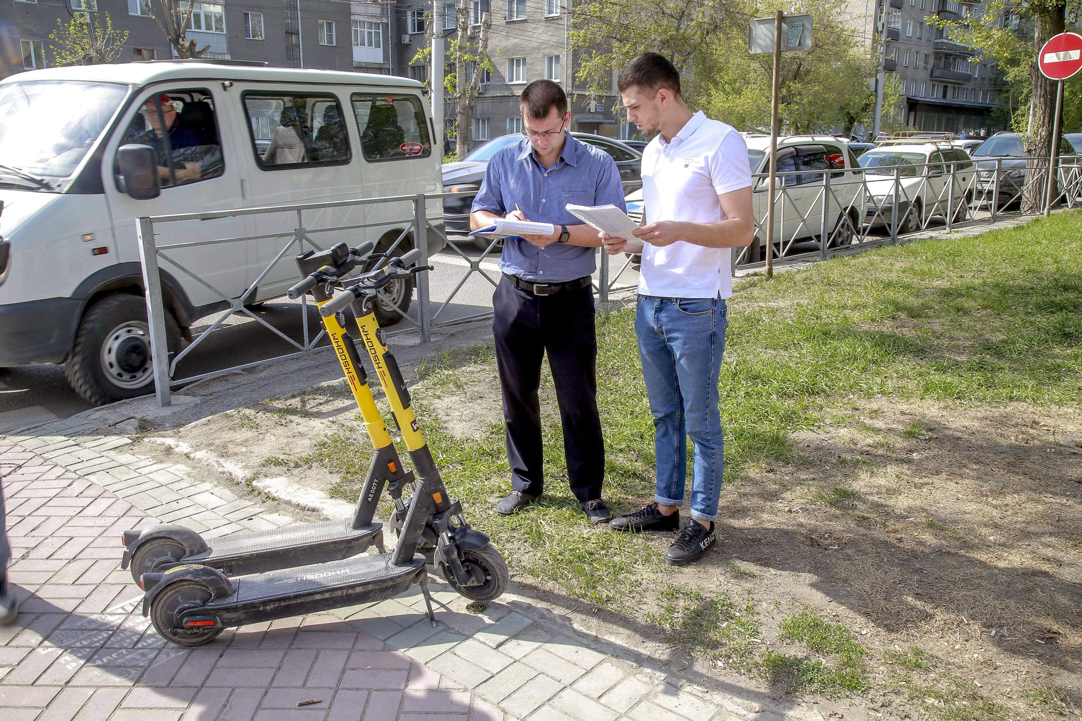 Изъятие хаотично припаркованных самокатов в центре Новосибирска (14 мая 2022 года)