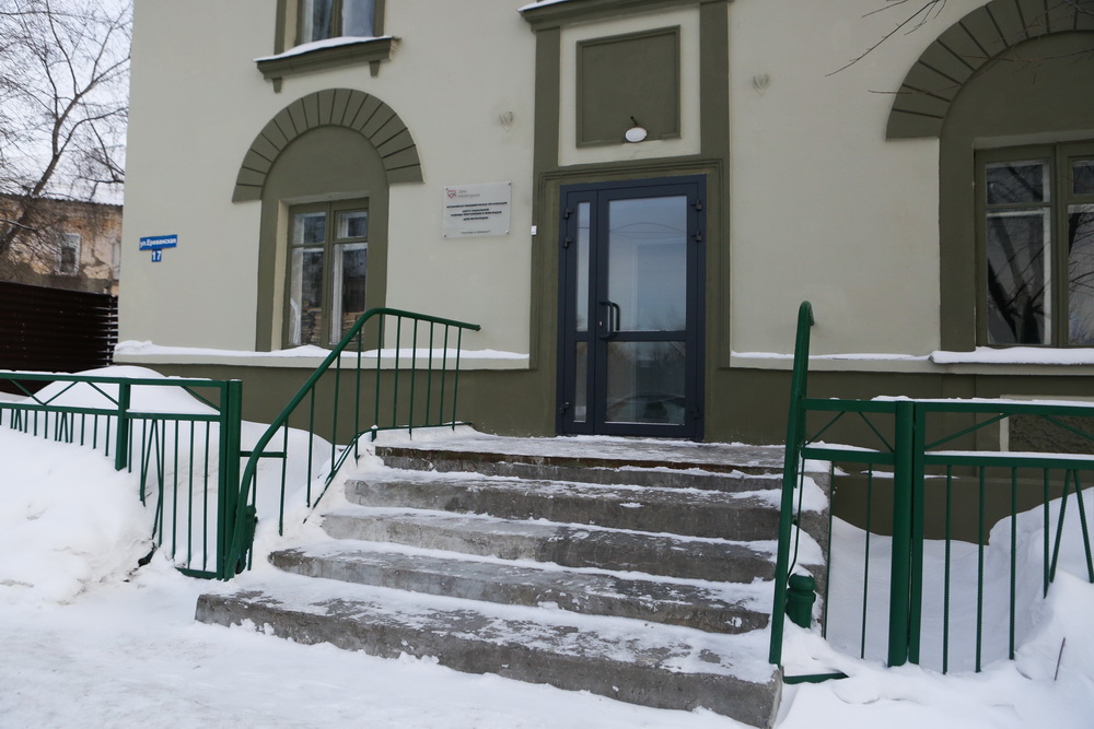 Раньше этот дом на улице Ереванской был районной поликлиникой. Но последние несколько лет здание стояло в запустении. Бизнесмены, волонтёры и неравнодушные горожане собрали средства и сделали тут ремонт. На восстановление и благоустройство ушёл год.