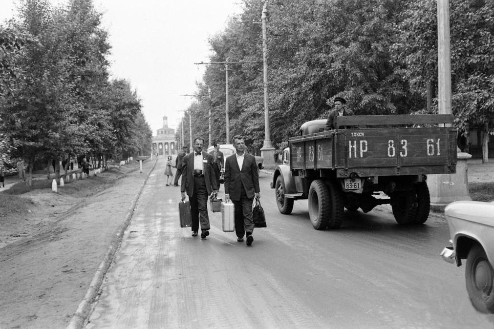 На этой фотографии, судя по всему, — иностранные корреспонденты. На одном из них бейджик и галстук-бабочка, в руках — кофры для фотопринадлежностей. Обратите внимание, как удивлённо смотрит на иностранцев сотрудник грузового такси из кузова машины!