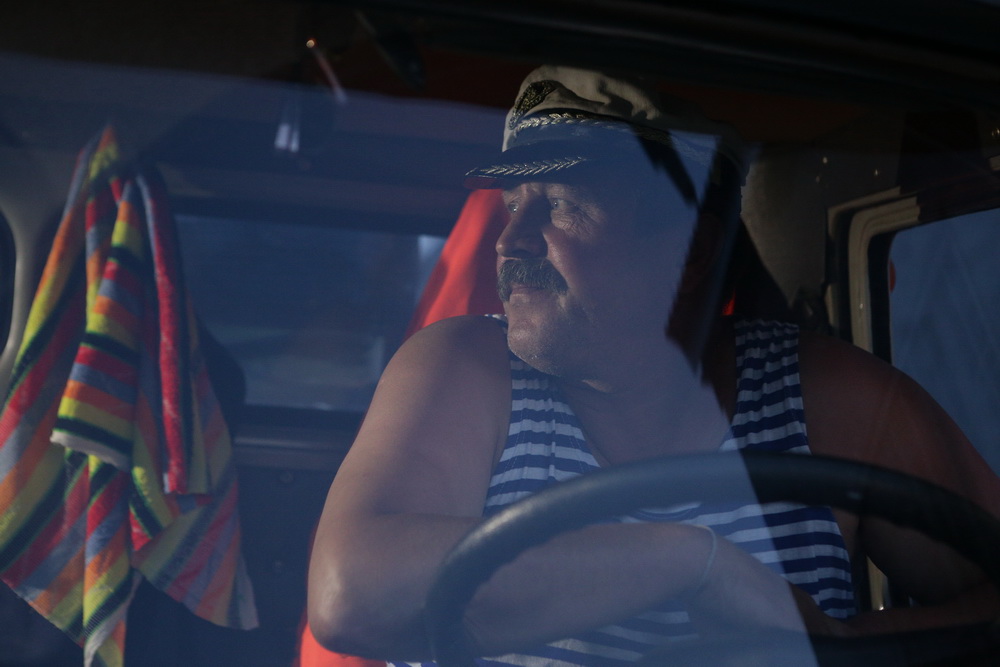 Как чистят дороги от пыли в Новосибирске