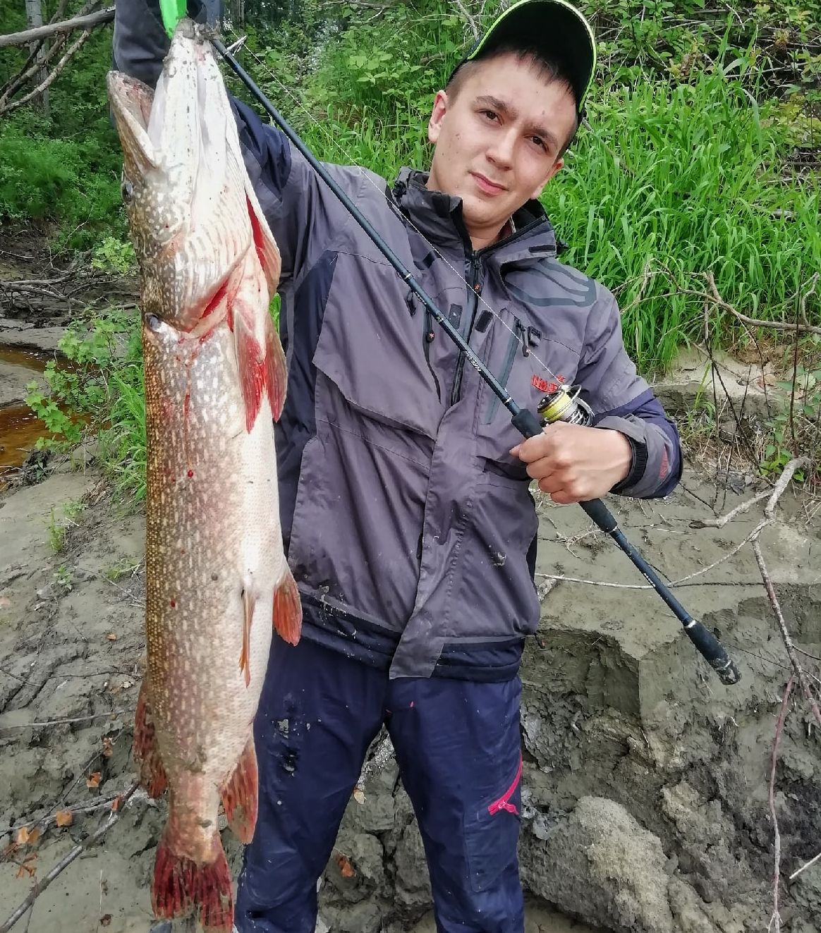 Александр Тихонов показал фото с трофеем весом около 10 кг