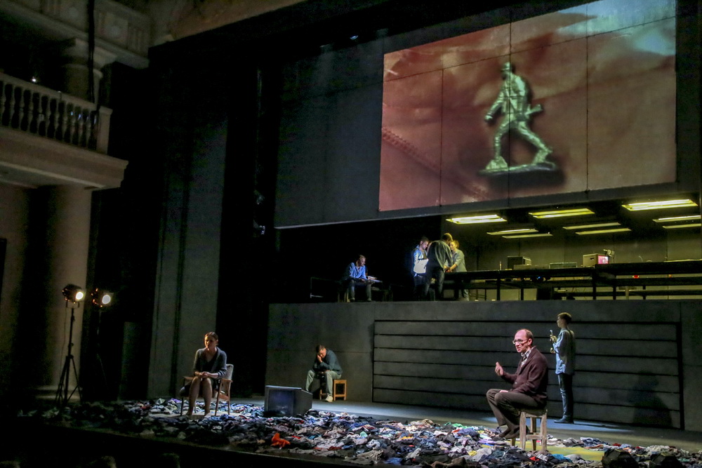 Спектакль «Время секонд хэнд» (Омский театр драмы)