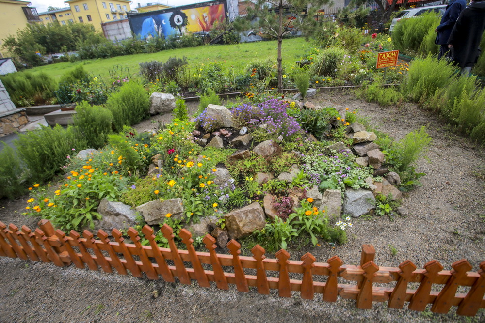 Во дворе ТОСа «Новониколаевский» на улице Советской