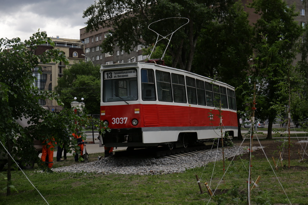 Трамвай №13 установили в сквере за оперным театром