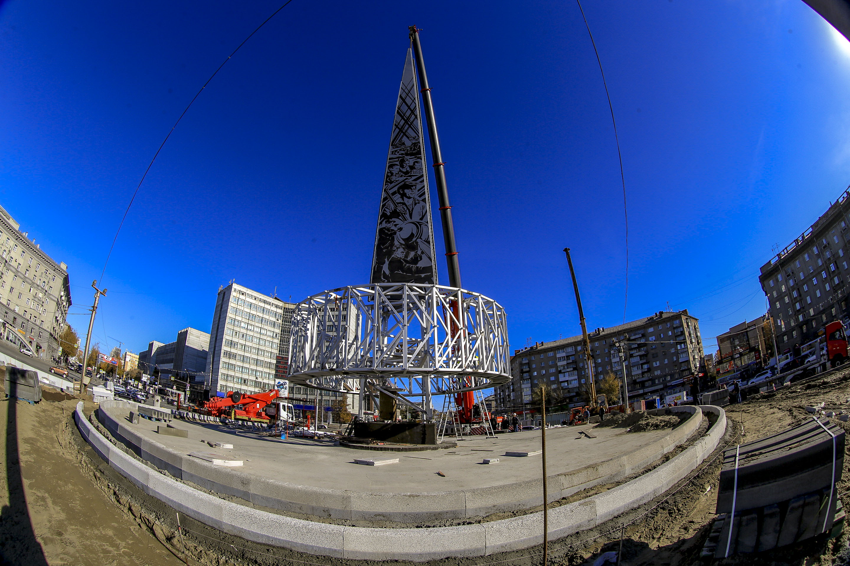 Установка шпиля стелы «Новосибирск — город трудовой доблести». 14 октября 2022 года