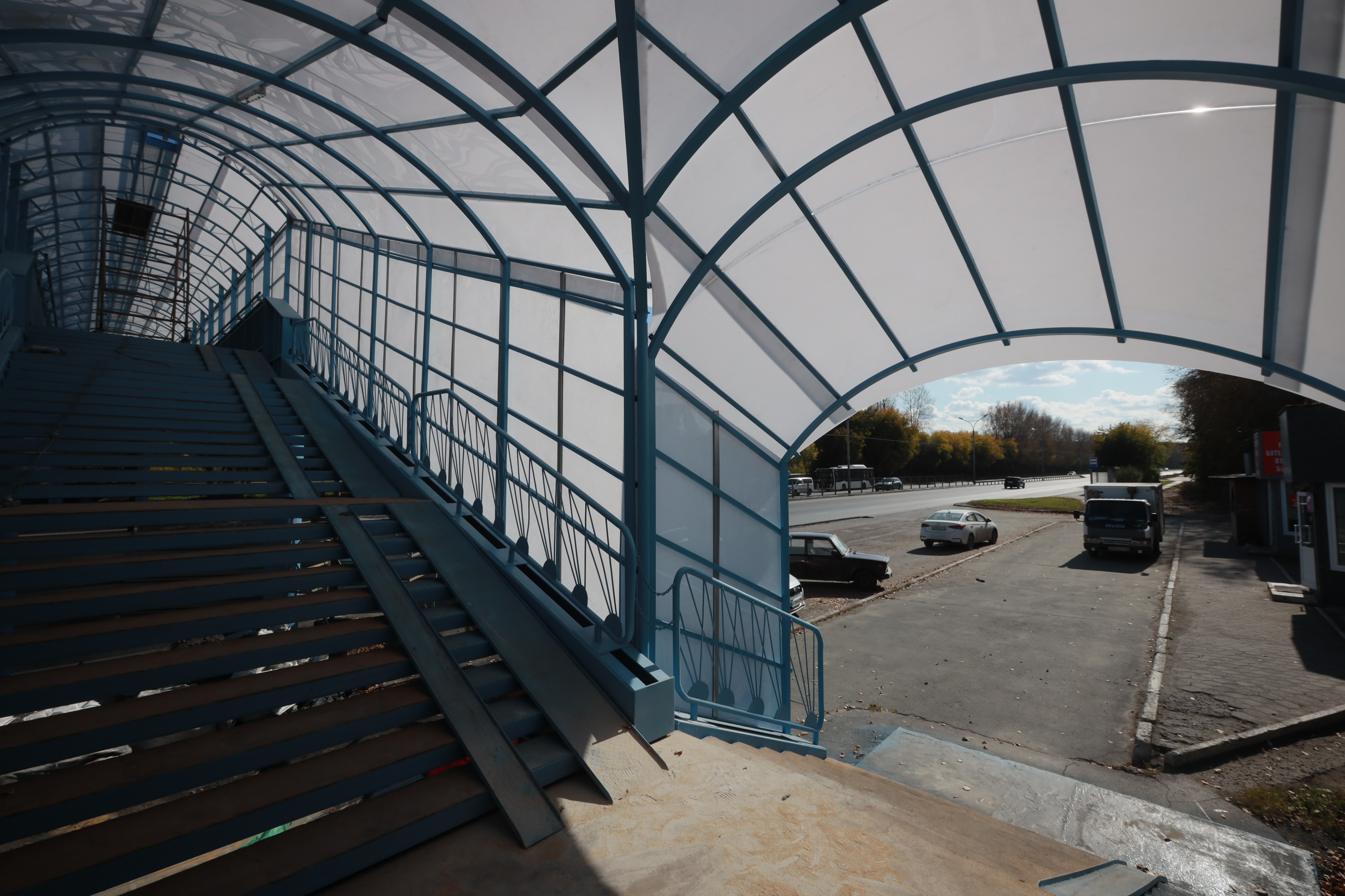 Пешеходный мост возле остановки «Прибрежный переулок»