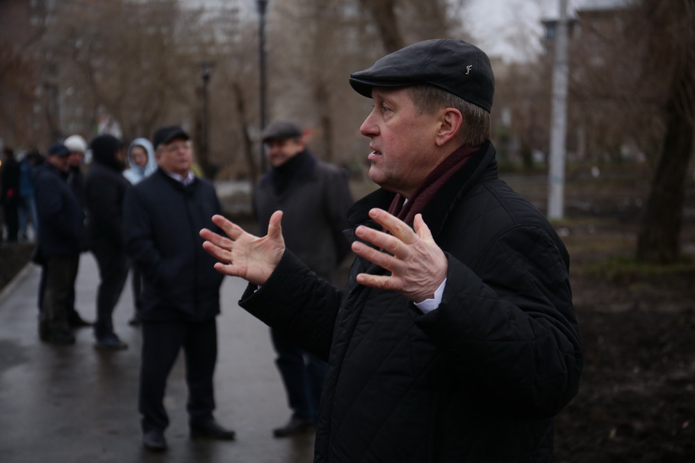 Сквер за оперным театром. Ноябрь 2020 года