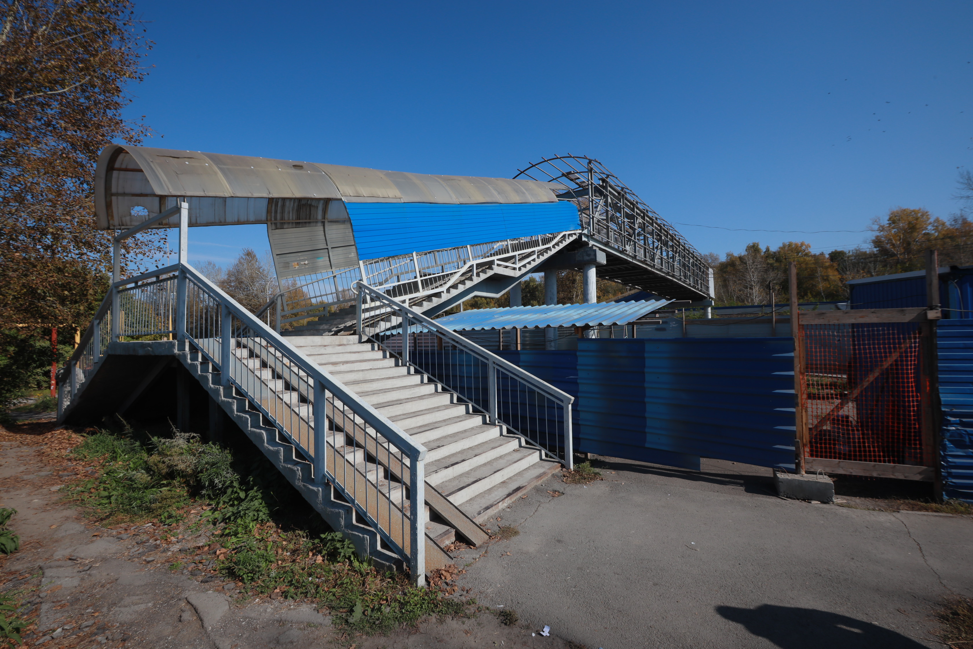 Пешеходный мост возле остановки «Таловая»