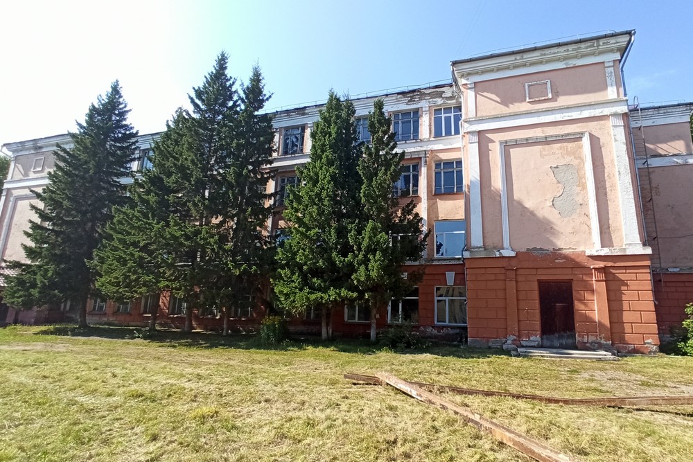 Техника разбирает остатки рухнувшей стены возле школы №57. Август 2021 года