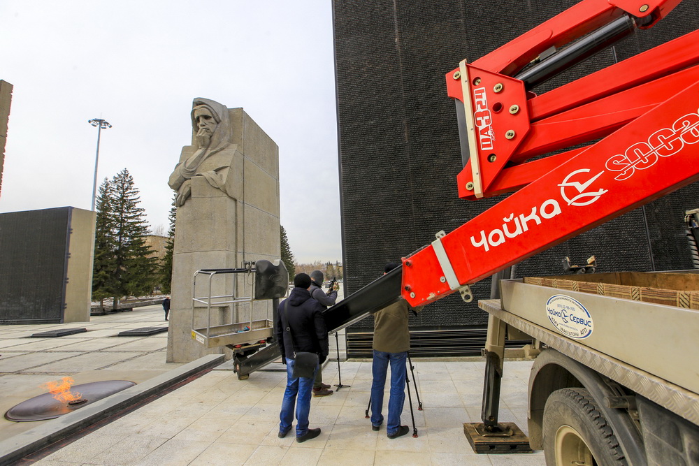 Замена металлических букв на Монументе Славы. Апрель 2020 года