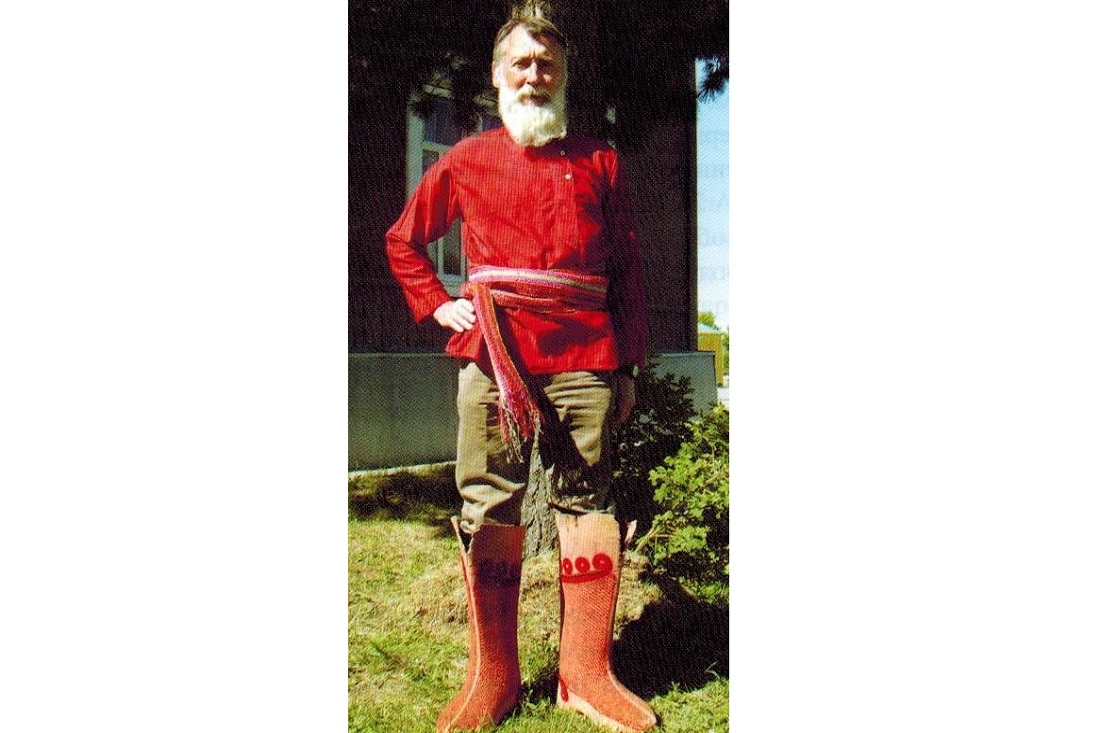 Сибиряк в расписных пимах — праздничной войлочной обуви для зимы. Костюм из собрания Сузунского краеведческого музея.