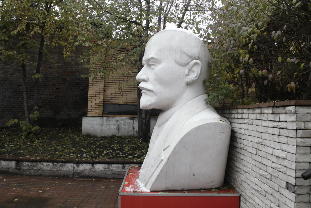 Бюст Ленина возле здания обкома КПРФ