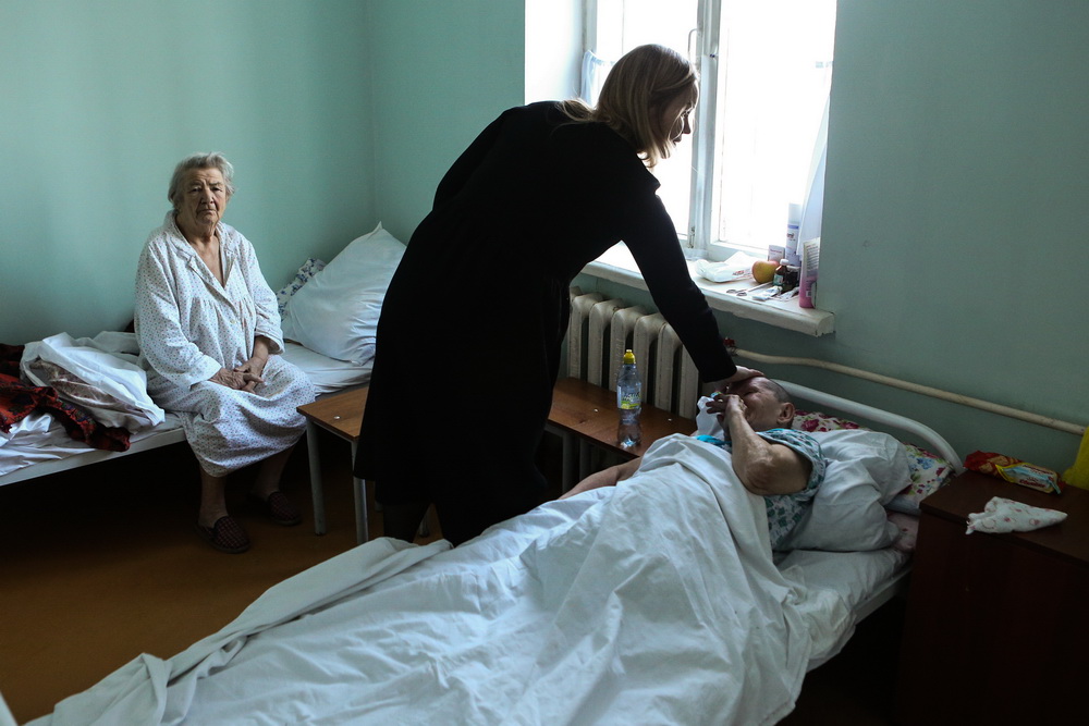 «Я помню нашу встречу. Она тогда сидела на Маркса без ног и буквально ползала по земле. Мы шли с сыном, и он закричал: “Мама, смотри, твоя!” И после этого всё — как будто все бездомные поднялись на меня и идут. Как знак. Она была первой».