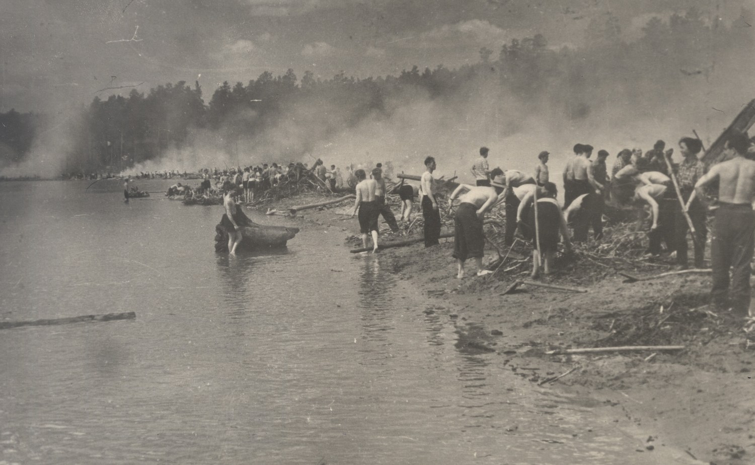 Субботник на пляже. 1961 год