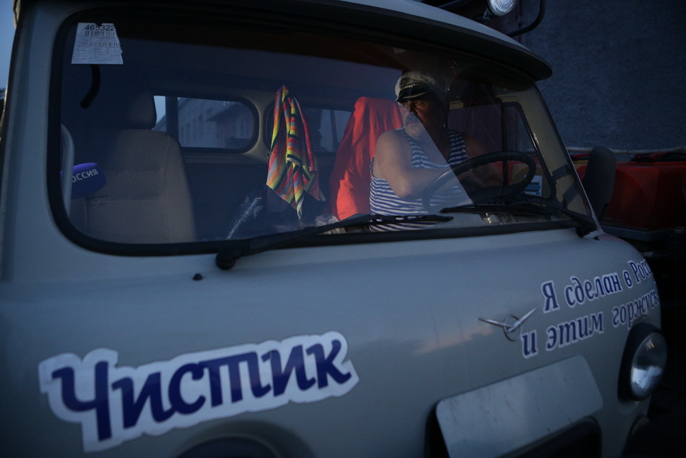 Как чистят дороги от пыли в Новосибирске