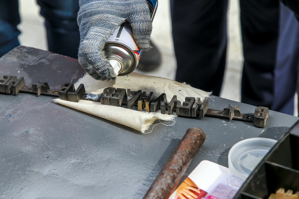 Замена металлических букв на Монументе Славы. Апрель 2020 года