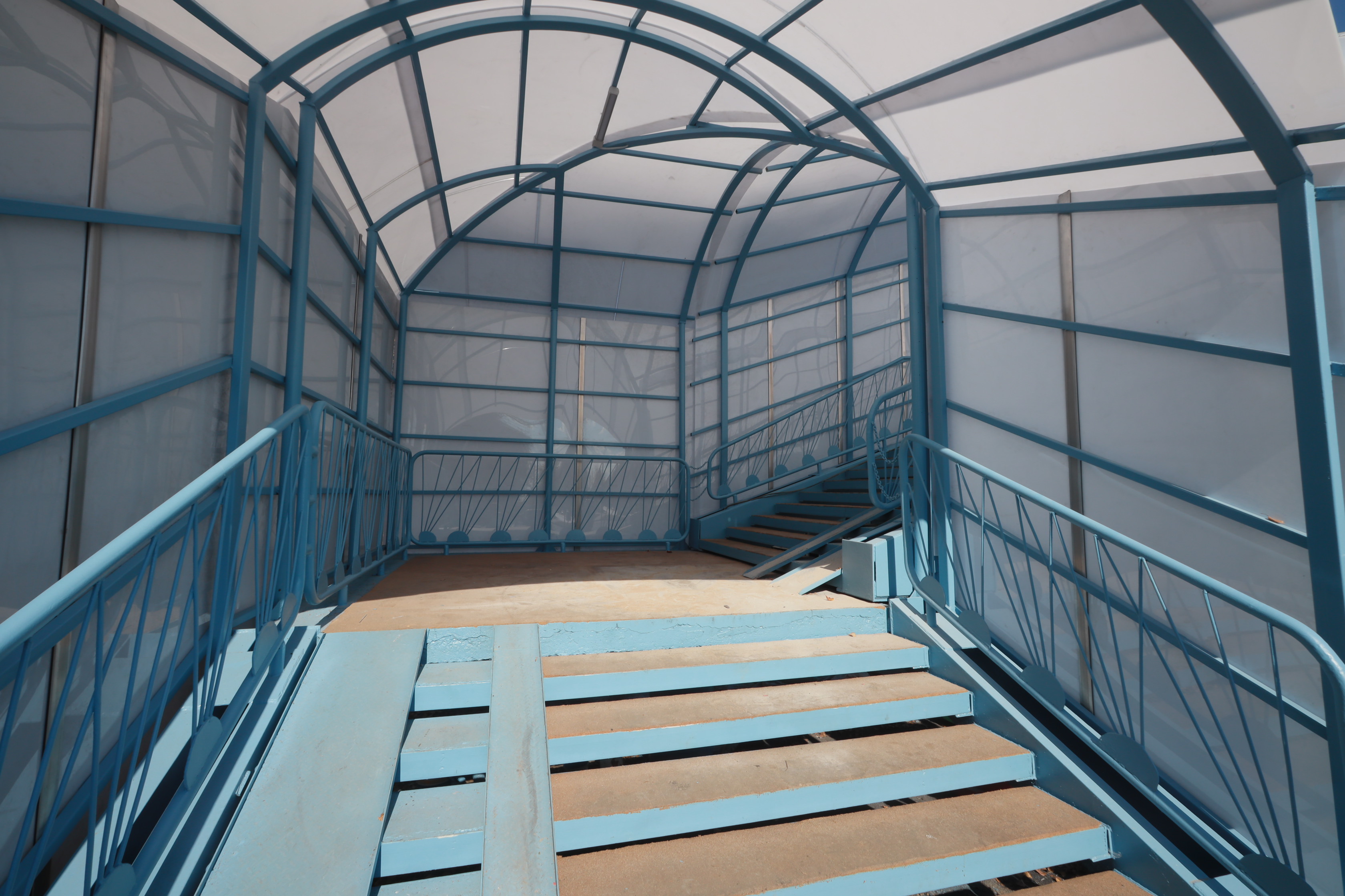 Пешеходный мост возле остановки «Прибрежный переулок»