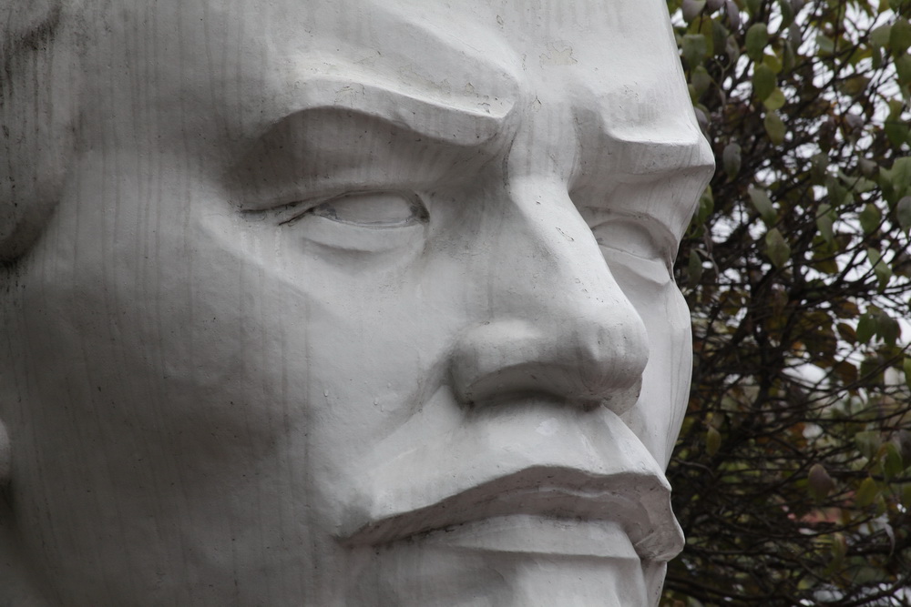 Бюст Ленина возле здания обкома КПРФ