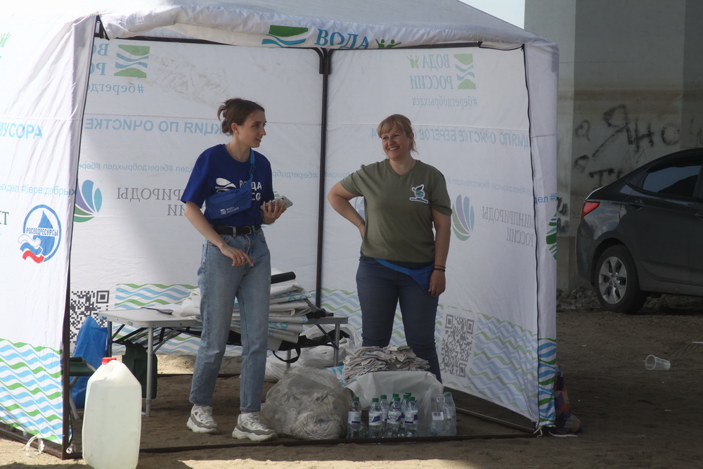 Уборка на острове Кустовой под Бугринским мостом. Июль 2022 года