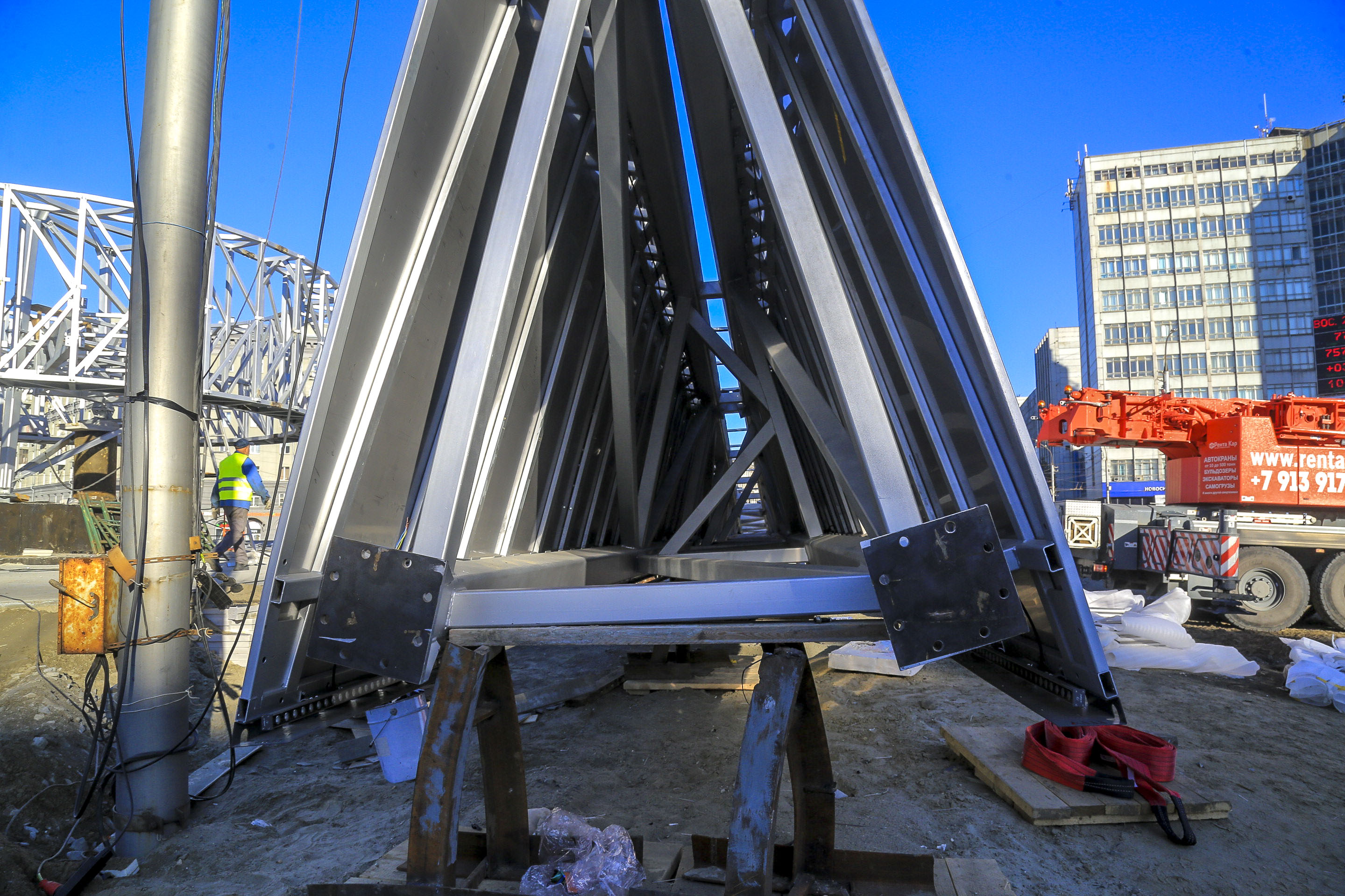 Установка шпиля стелы «Новосибирск — город трудовой доблести». 14 октября 2022 года