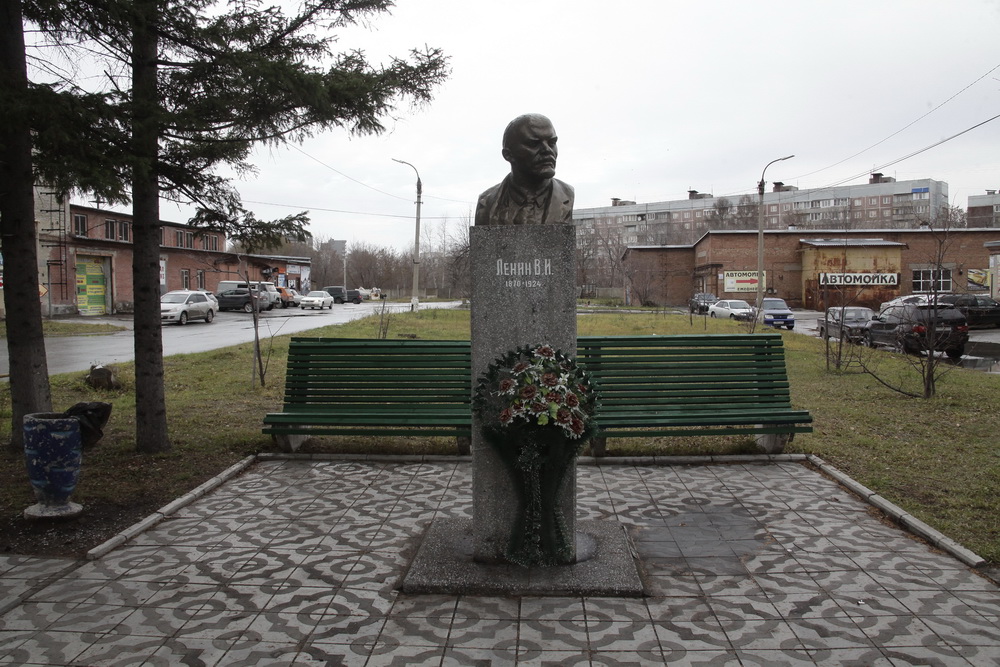 Бюст на улице Кутателадзе